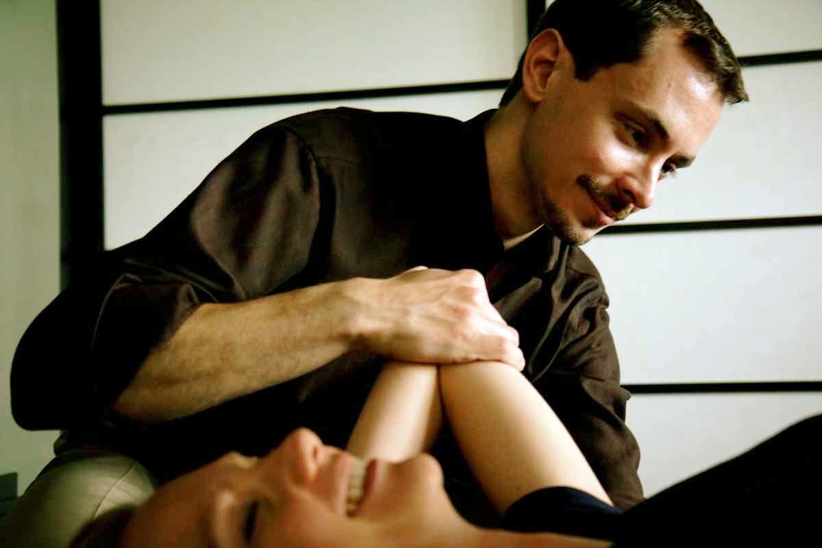 Nick teaching a Functional Integration lesson to a Feldenkrais student.